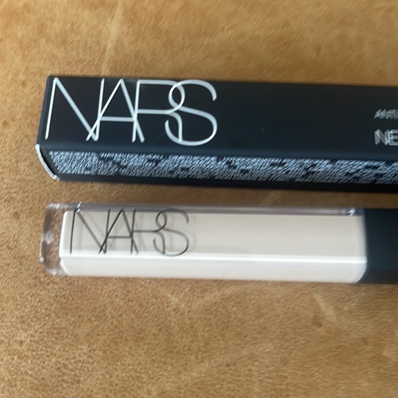 NARS, radiant creamy concealer. Light 1.Chantilly . New . - Picture 5 of 6